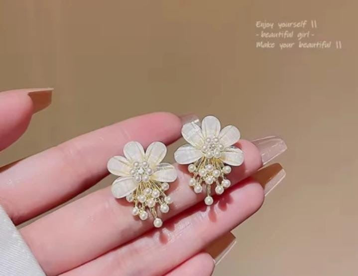 ZJX-162 Flower Pearl Korean Earrings – Elegant Design, Stylish Fashion Accessory for Women