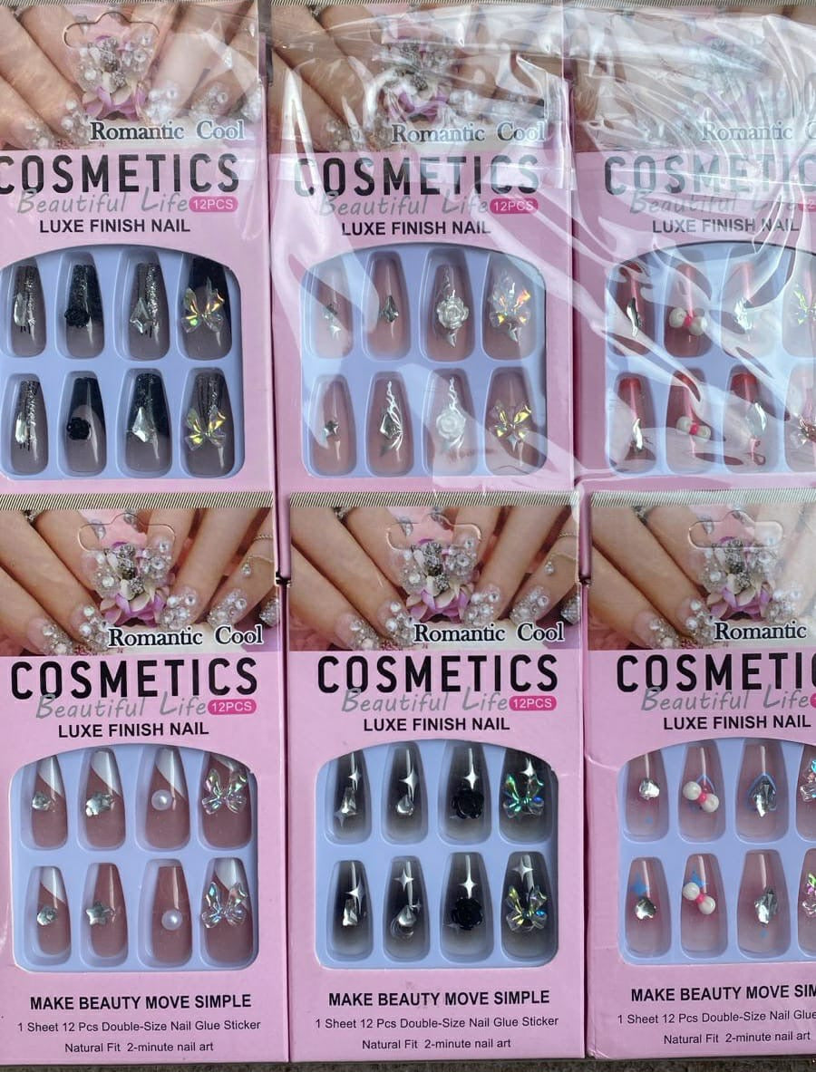 Multicolor 12 Pcs Stylish Artificial Nails Set For Fashionable Look